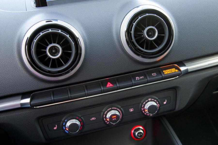 Детали интерьера Audi A3 Sedan 2.0T Quattro (8V) 2014 года  (NA) (фото 22 из 88)